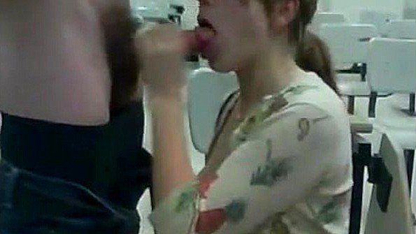 С большой грудью любительница облизывает кукан помладше
