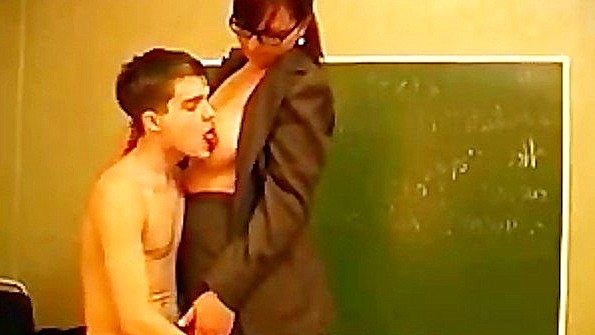 С большой грудью в школе любительница матюрка, порно видео