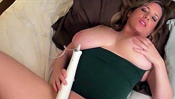 С буферами мама заглатывает писюн с дилдо, порно видео