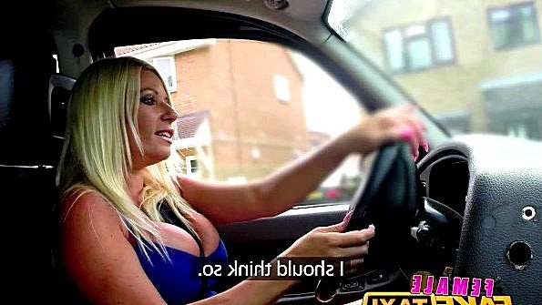 Деваха с буферами на людях, порно видео