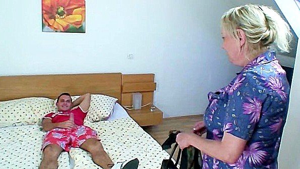 Большегрудая за 40, порно видео