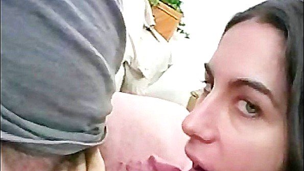 Сиськастая баба отсасывает пенис, порно видео